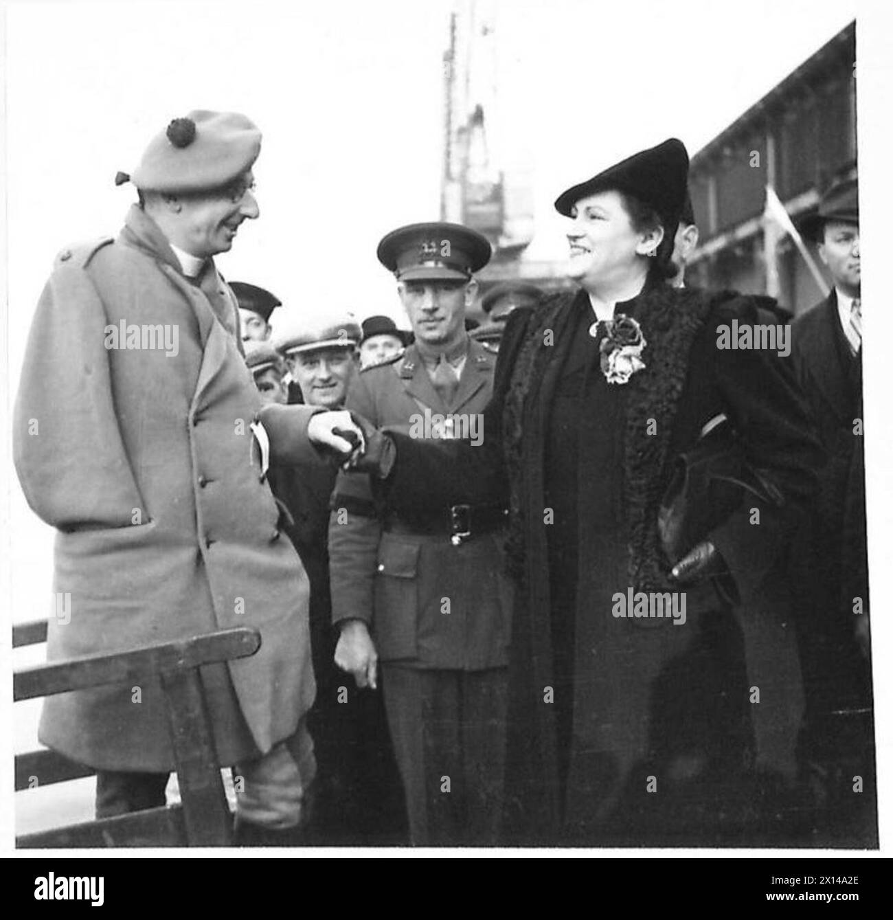 Le révérend A. Drummond Duff, aumônier principal de la 51e division, capturé à l'occasion Valery, est accueilli par Lady Darling lors de son débarquement lors du rapatriement des prisonniers britanniques. Banque D'Images