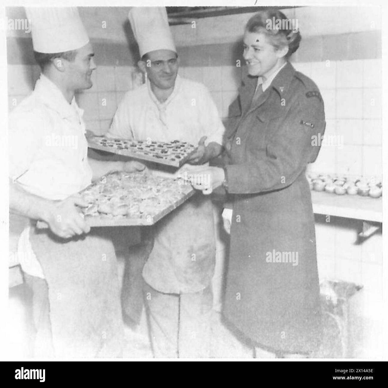 Mlle Helen Nichol de la Division des Affaires étrangères de la YWCA supervise la production de pâtisseries à l'hôtel YWCA de Rome, avec une moyenne de 300 gâteaux par jour pour le service. Banque D'Images