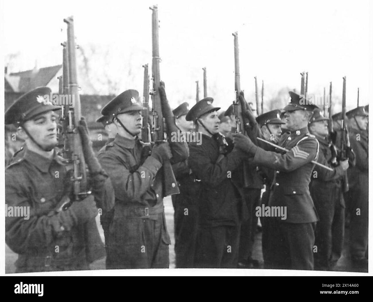 ÉCOLE ÉCOSSAISE DE FORMATION DE CAVALERIE - recrues à l'exercice de fusil apprendre à présenter des armes, armée britannique Banque D'Images