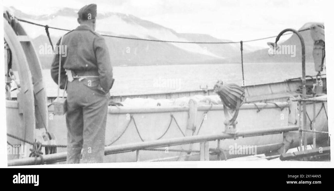 TROUPES BRITANNIQUES ET CANADIENNES EN ISLANDE - paysage islandais typique vu d'un navire faisant le tour de la côte nord-ouest de l'armée britannique Banque D'Images