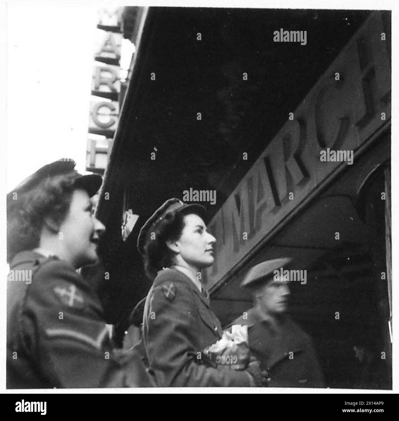 Les membres des services territoriaux auxiliaires font leurs courses dans les arcades de Bruxelles, parcourant les magasins disposés dans un style bazar lors de leur congé dans la première Guerre mondiale Banque D'Images