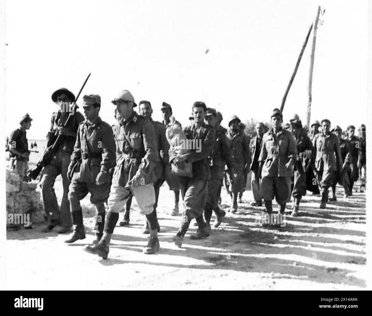 Les prisonniers italiens capturés lors de l'invasion de la Sicile arrivent sur une plage pour être interrogés par les forces britanniques. Banque D'Images