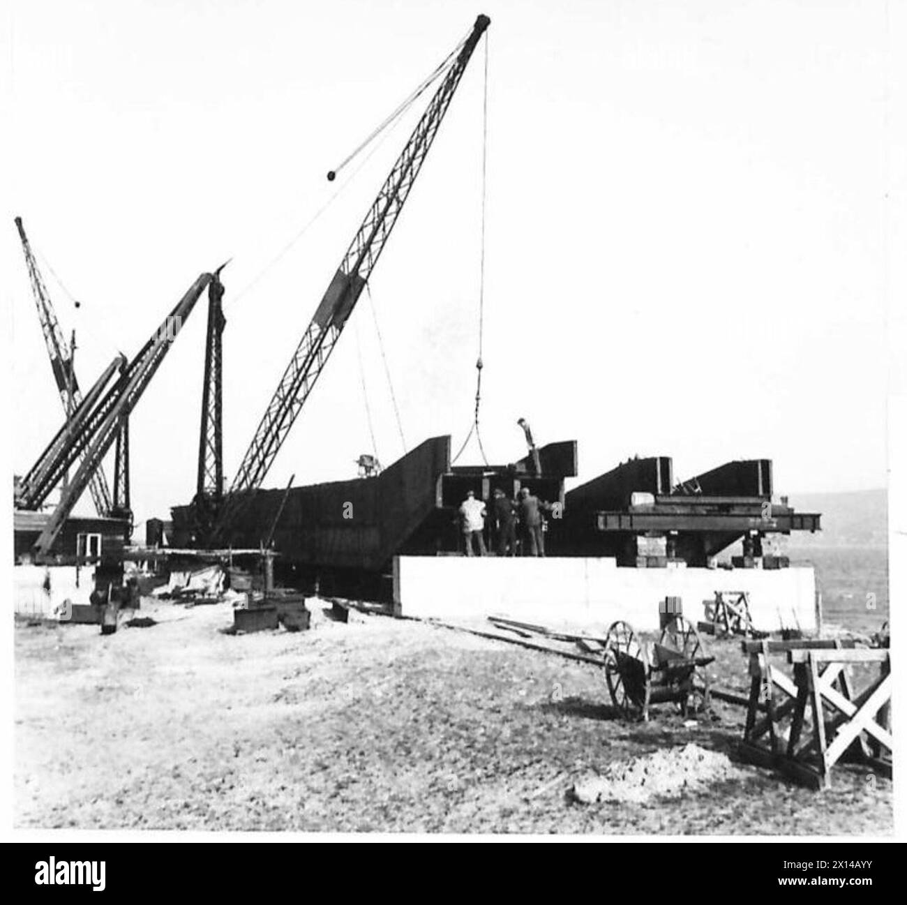 Les chars de crocodiles nos 1 et 2 sont positionnés sur des cales dans le cadre d'une mission spéciale sous la supervision de l'armée britannique. Banque D'Images