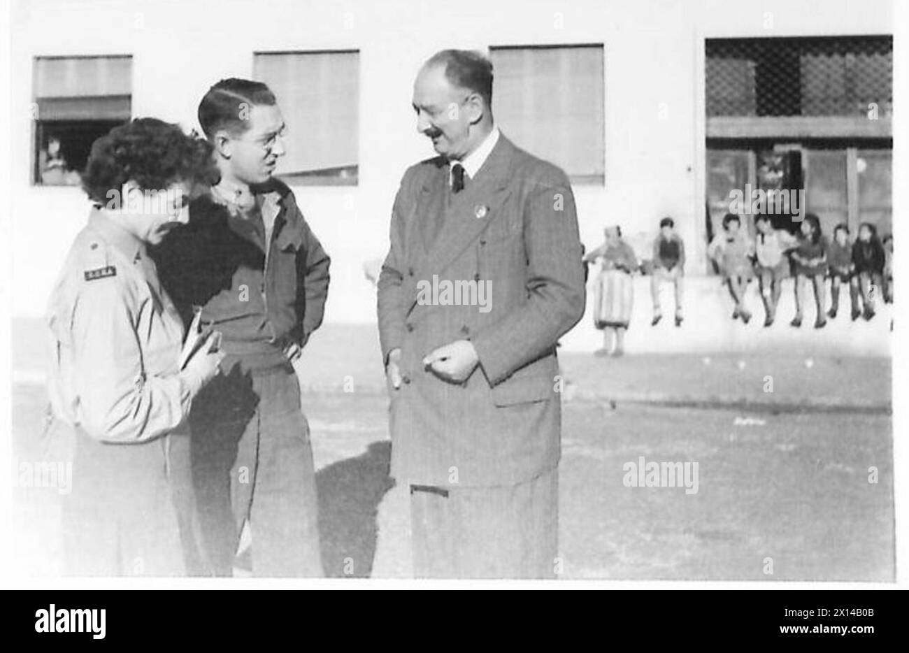 Deux membres de l'équipe de l'ADRC discutent des opérations avec le directeur du camp à Sabadia, dans la province de Latina, en Italie. Banque D'Images