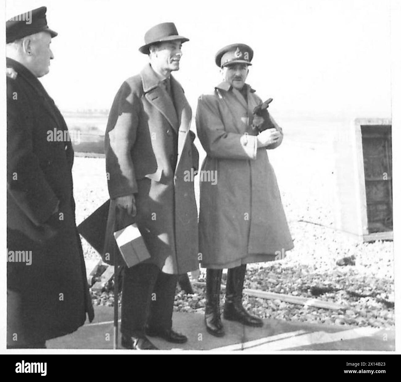 Le premier ministre inspecte les défenses militaires aux côtés de l'amiral Sir William James, secrétaire d'État à la Guerre, et du général Sir Alan Brooke, commandant en chef des Home Forces de l'armée britannique. Banque D'Images