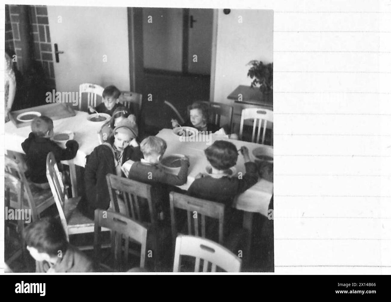 Les enfants polonais, néerlandais, français et hongrois mangent dans des salles à manger propres à Bergen-Belsen, Camp n°2, qui a servi d'hôpital et de centre d'évacuation pour le Camp n°1, avril 1945. Banque D'Images