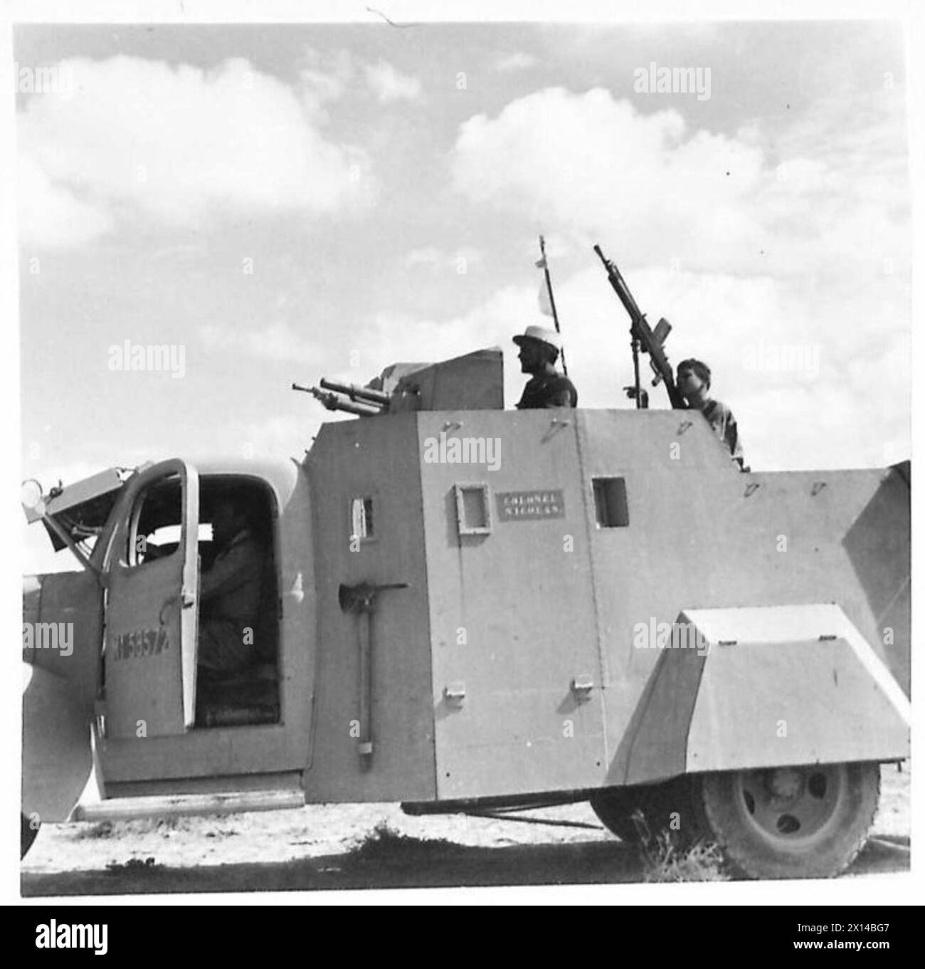 Un véhicule blindé français libre effectuant une patrouille dans le désert occidental, dans le cadre des opérations de l'armée britannique en Afrique du Nord pendant la IIe Guerre mondiale Banque D'Images
