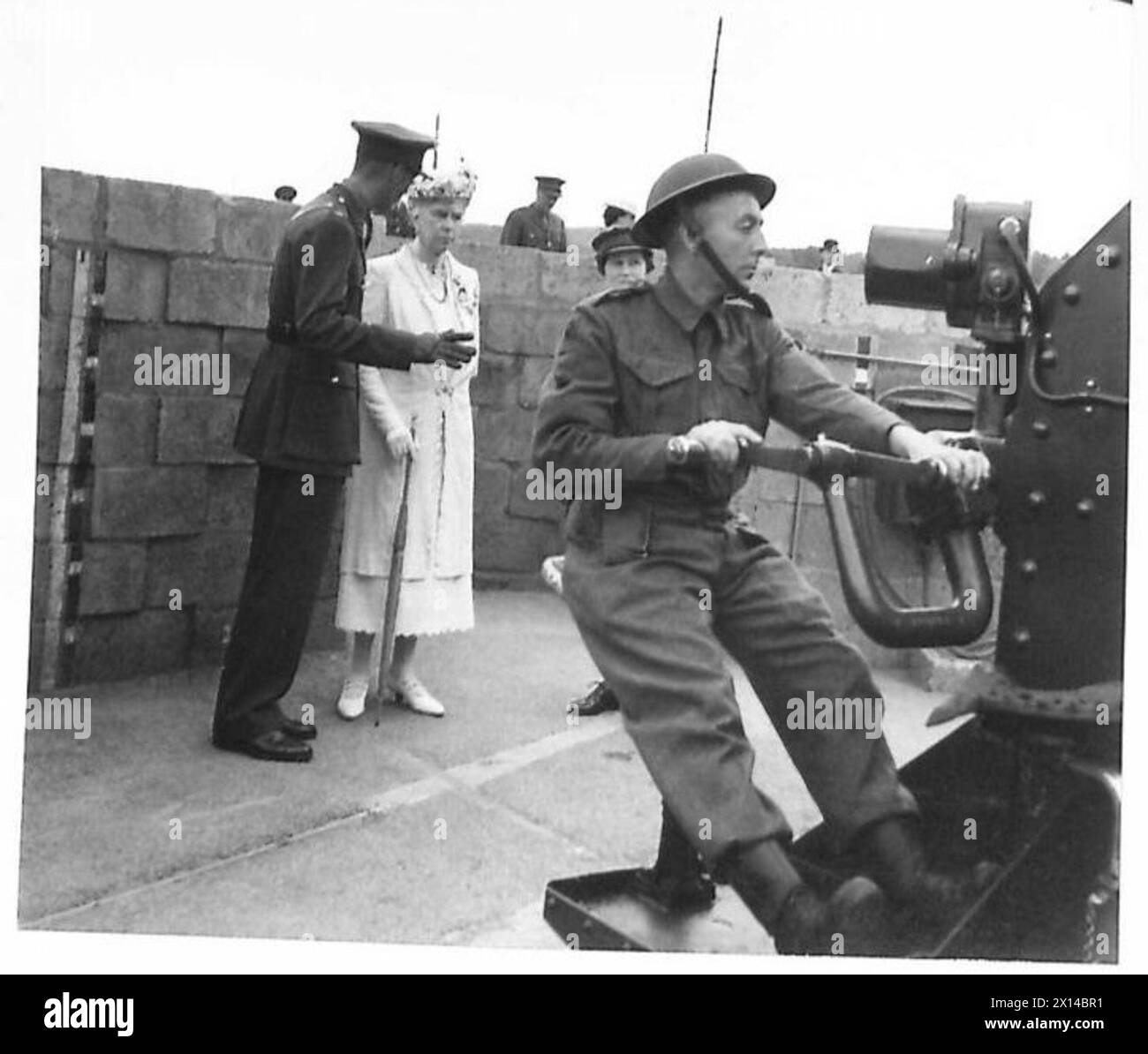 LA REINE MARY VISITE LA BATTERIE AA MIXTE - la reine Mary regarde les artilleurs à la perceuse de canon, l'armée britannique Banque D'Images