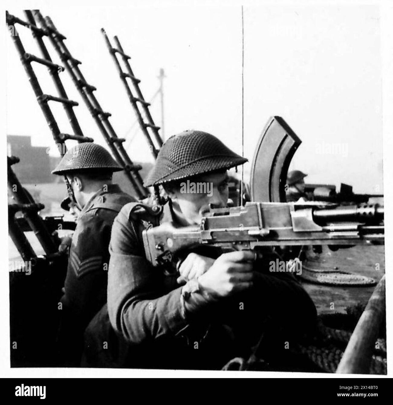 Le personnel de l'armée britannique effectue des exercices préliminaires en approchant d'un quai ou d'une jetée avec une échelle d'échelle préparée pour l'utilisation. Banque D'Images