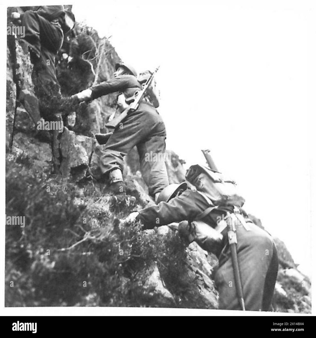 COMMANDOS EN FORMATION - le parti grimpant les pentes inférieures, de la montagne British Army Banque D'Images