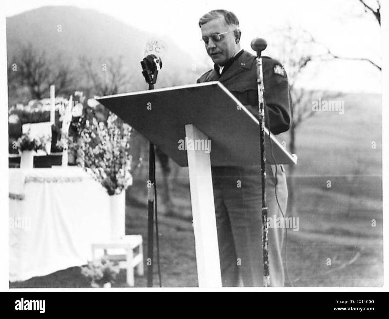 Le lieutenant-général L.K. Truscott effectue un service du matin de Pâques pour la Cinquième armée, lisant les Écritures aux troupes assemblées, reflétant les observances religieuses militaires. Banque D'Images