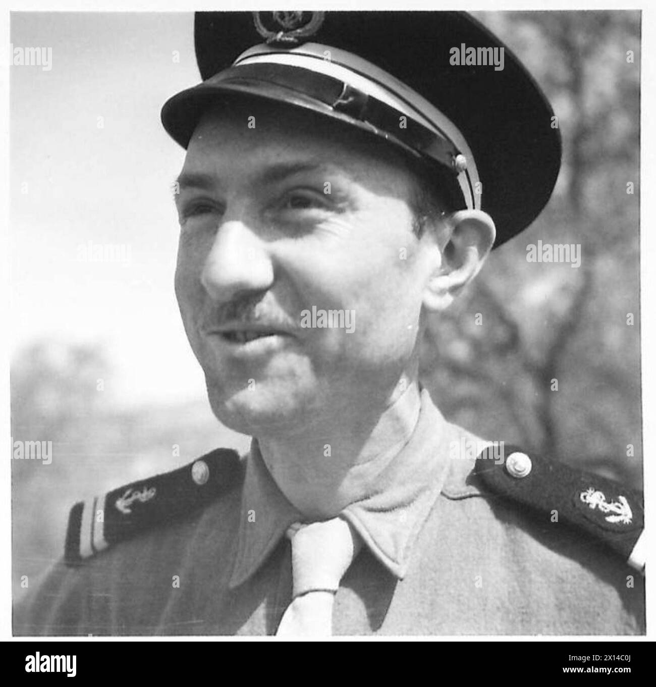 Le lieutenant Raymond Sirieys, anciennement en service sur les croiseurs français Colbert et Province, combat à terre avec des artilleurs navals du secteur français dans la 5e armée après avoir échappé à un camp de prisonniers allemand. Banque D'Images