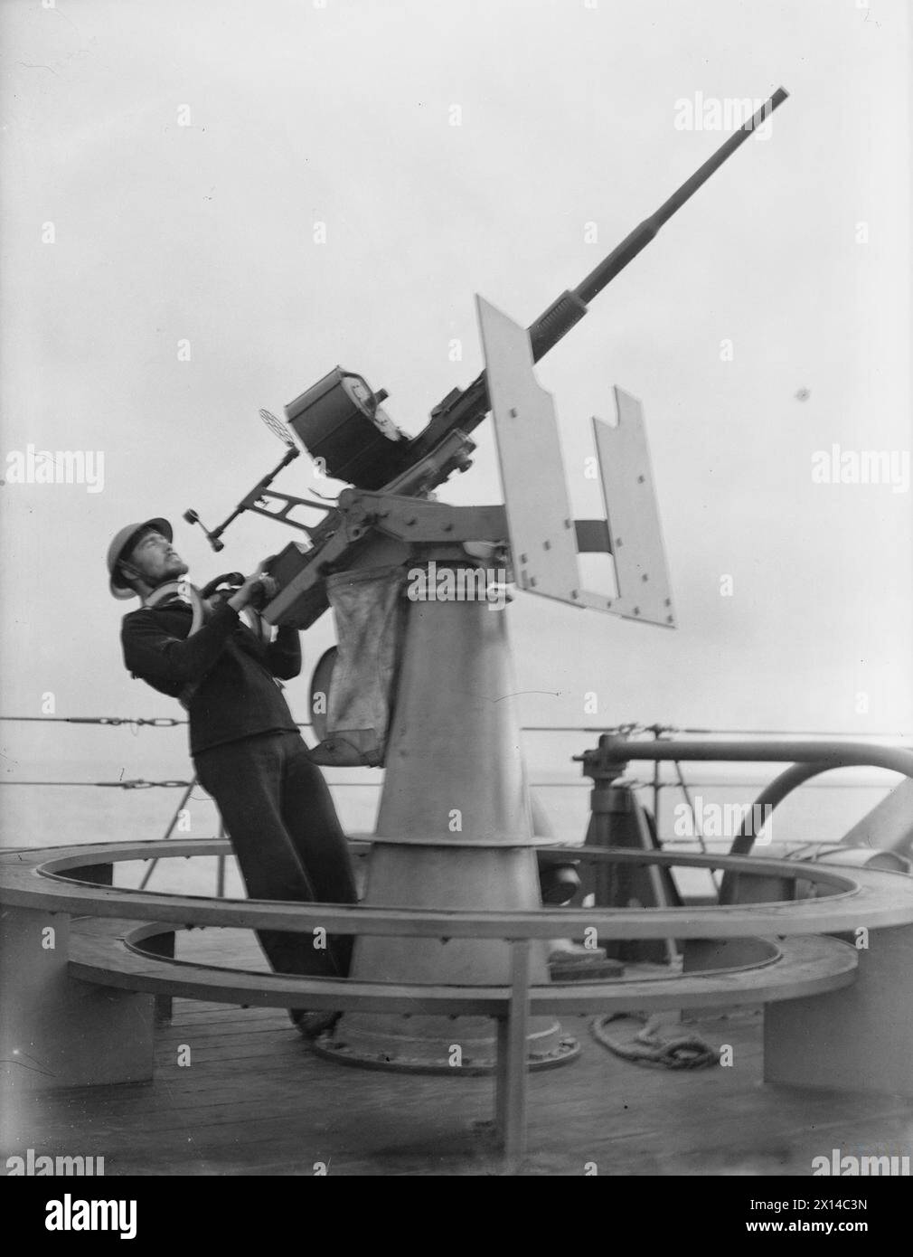 LE CANON OERLIKON EN SERVICE. DU 10 AU 13 FÉVRIER 1942, À BORD DU HMS HERMIONE. - Le dernier canon Oerlikon, montrant un artilleur naval utilisant les repose-épaules en caoutchouc pour le tir à grand angle Banque D'Images