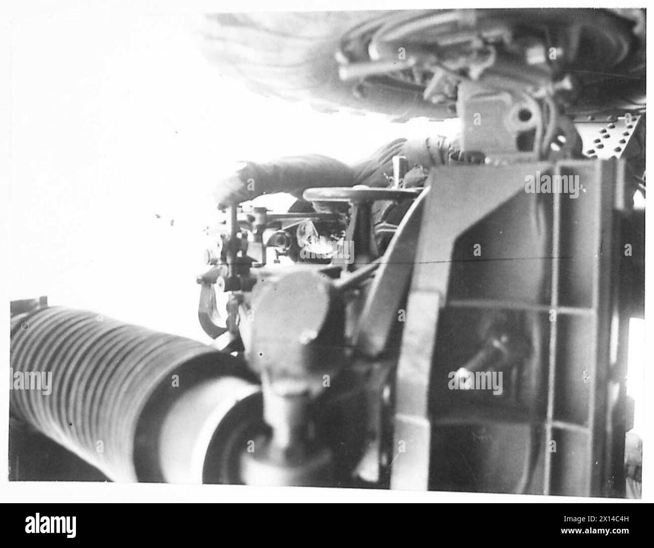 Une couche de canon actionne un obusier en action sous la supervision de l'armée britannique, visant la cible. Banque D'Images