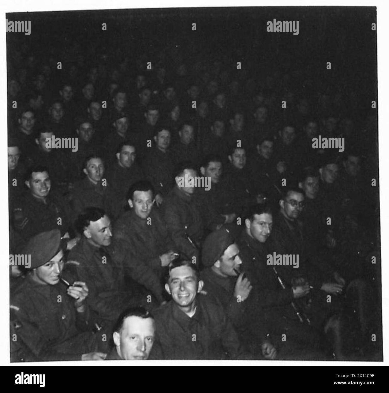 Les troupes de la 53e division de l'armée britannique sont assises dans un théâtre à Hambourg en attendant le début d'un concert du 21e groupe d'armées. Banque D'Images