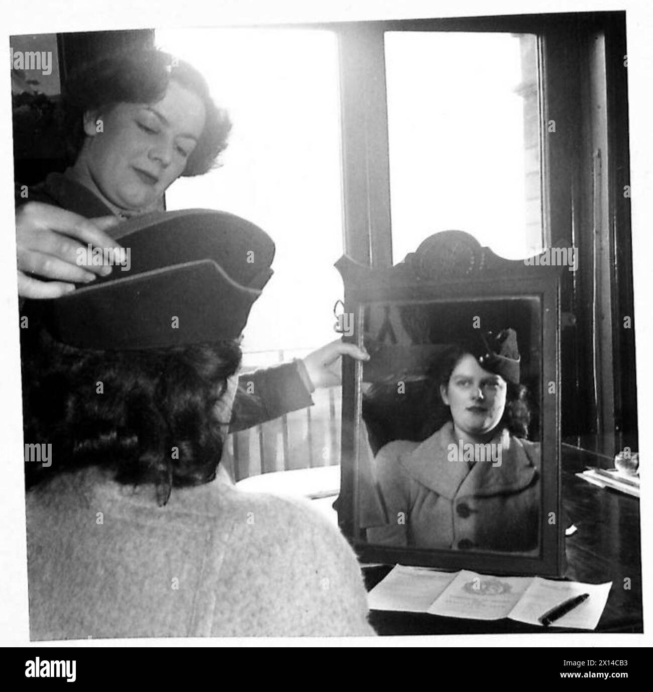 MRS Edna Vaughan s'inscrit dans l'ATS et choisit entre un chapeau de service ou un chapeau de fourrage pour l'usure hors service. Banque D'Images
