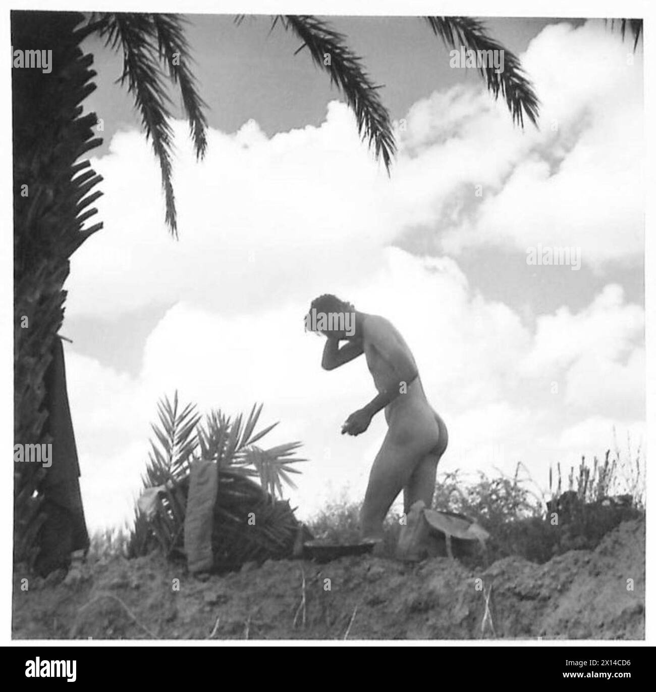 Un soldat de l'armée britannique en Tunisie utilise une pause dans les opérations pour effectuer un nettoyage personnel dans les champs verts à la suite de campagnes dans le désert occidental. Banque D'Images