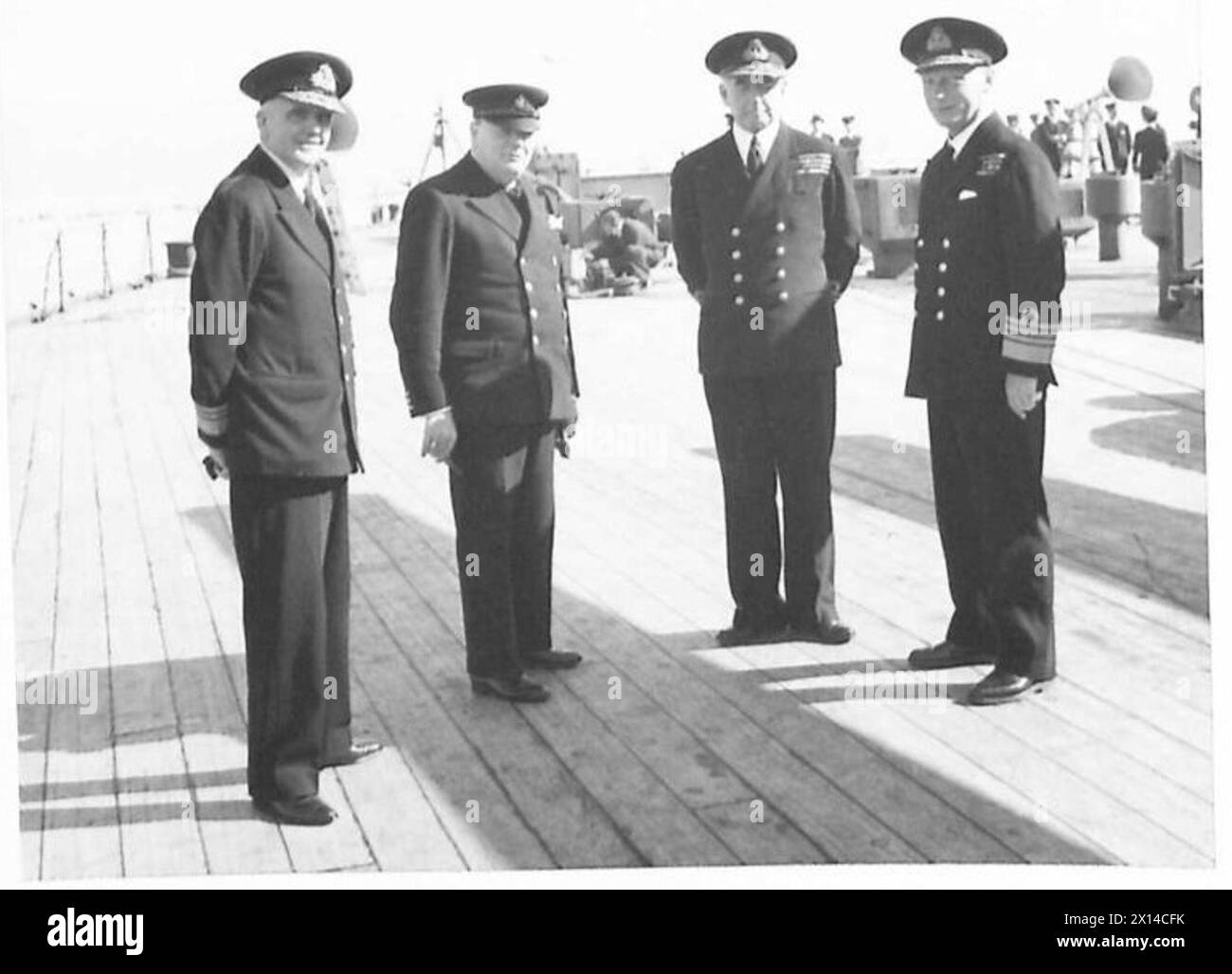 VOYAGE DU PREMIER MINISTRE - de gauche à droite - le vice-amiral Sir Hugh Binney ; le premier ministre ; l'amiral Sir Dudley Pound (premier Lord de la mer) et l'amiral John Tovey (commandant en chef de la Home Fleet) de l'armée britannique Banque D'Images