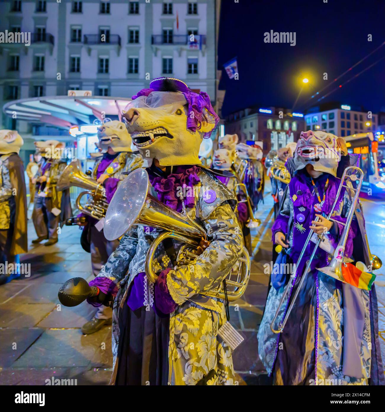 Lucerne, Suisse - 20 février 2023: Groupe de musiciens en costumes marche dans les rues, dans le cadre d'une parade tôt le matin du Carnaval de Fasnacht Banque D'Images