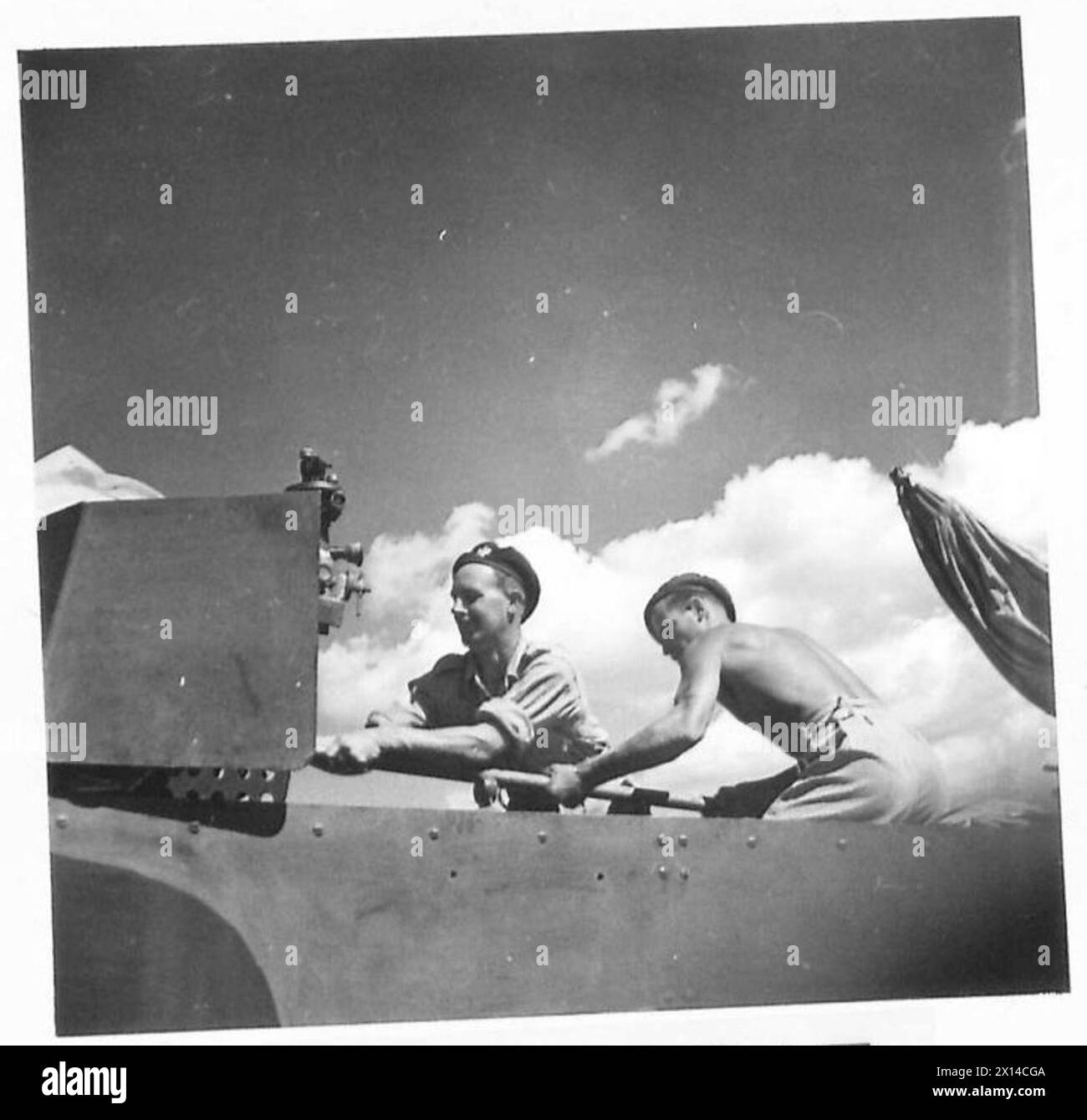 Les troupes E. Everett et F. Hodginson commencent à nettoyer leur canon automoteur pendant le combat avec l'ennemi Banque D'Images