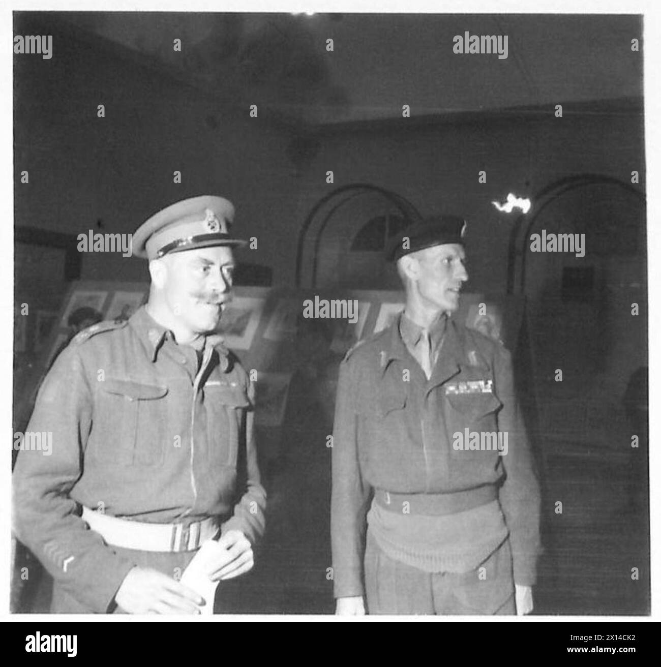 Le lieutenant-général McCreery et le major-général Vokes visitent une exposition d'art à Rimini, organisée pour la huitième armée, présentant des œuvres d'art et des expositions liées à l'armée. Banque D'Images