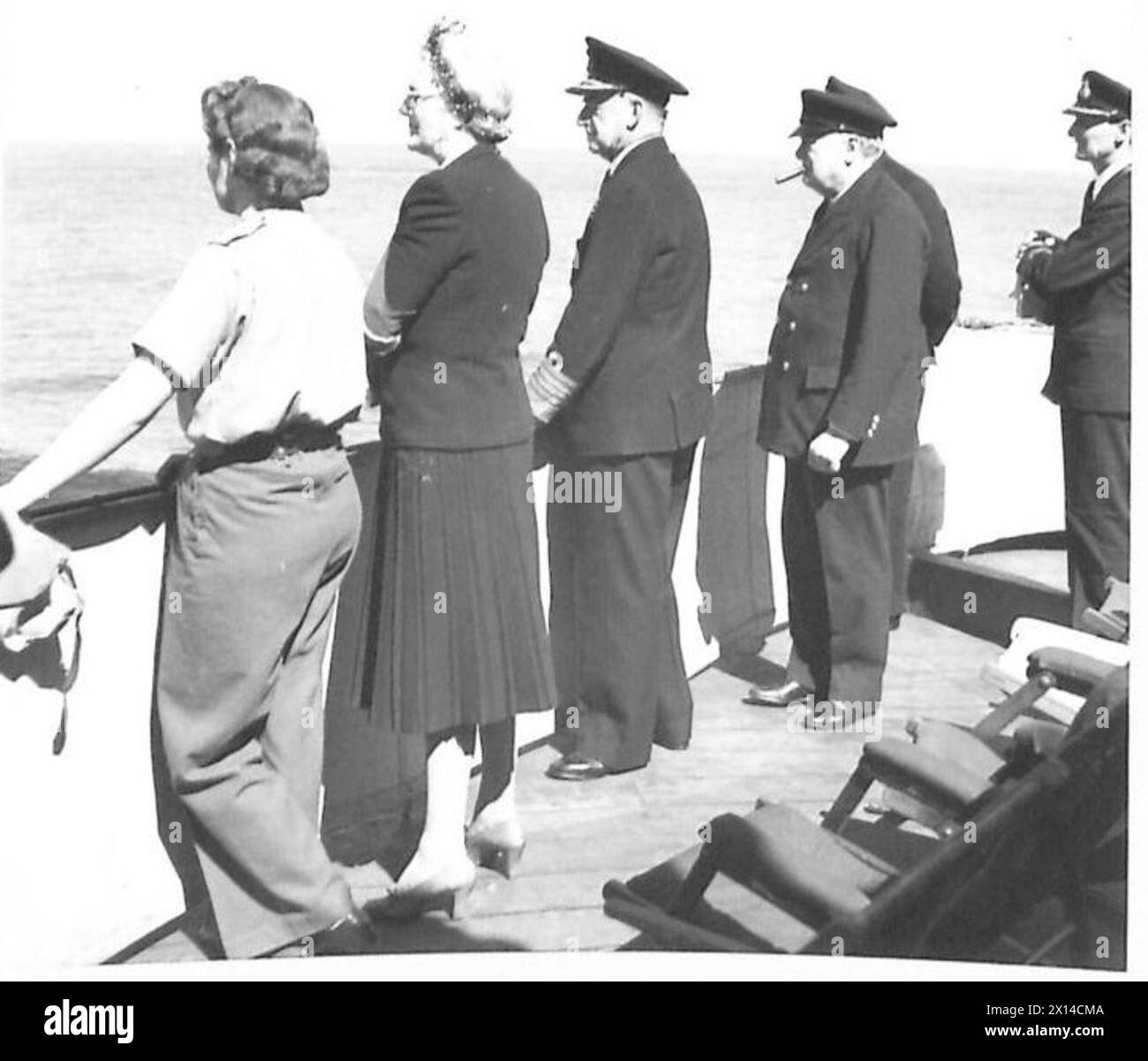 MR. RETOUR DE WINSTON CHURCHILL - de gauche à droite:- Subaltern Mary Churchill, MRS Churchill Amiral de la flotte Sir Dudley Pound (premier Lord de mer) le premier ministre regardant un tir de l'armée britannique Banque D'Images