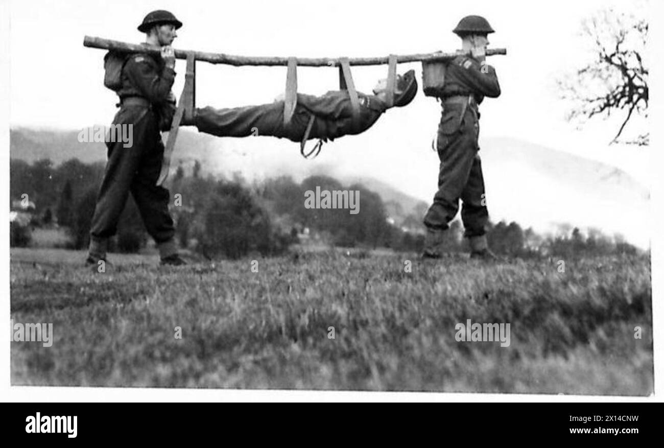 Unité d'ambulance de campagne démontrant les méthodes d'évacuation des blessés pendant l'entraînement au combat Banque D'Images