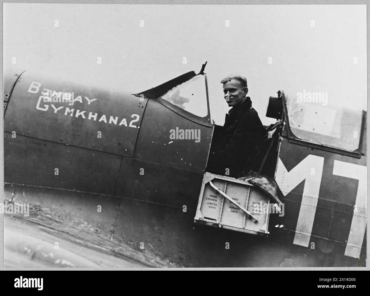 Le sergent A.L. Logan de Toronto, au Canada, est affecté à l'avion de la Royal Air Force nommé 'Bombay Gymkhana'. Banque D'Images