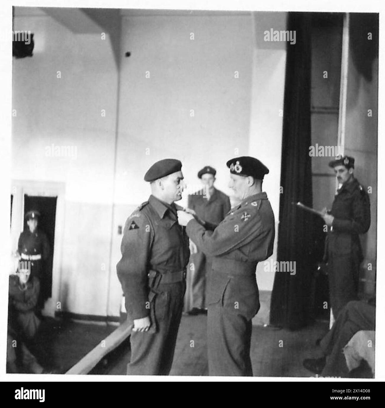 Le lieutenant H.R. Aldridge du 2nd King’s Shropshire Light Infantry reçoit la Croix militaire lors d’une investiture au monastère de Gimer avec la 3rd British Division. Banque D'Images