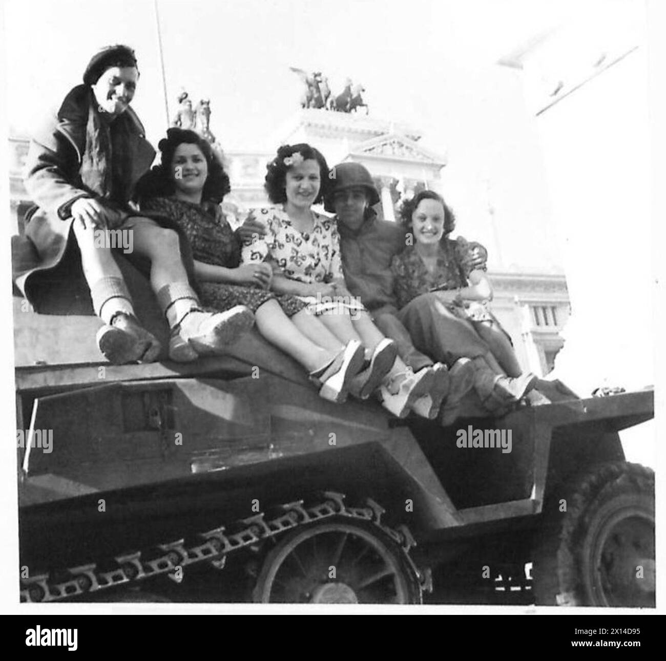 ITALIE : SCÈNES OÙ ROME SE REND À LA CINQUIÈME ARMÉE - des filles italiennes assises sur un véhicule semi-piste avec des soldats alliés de l'armée britannique Banque D'Images