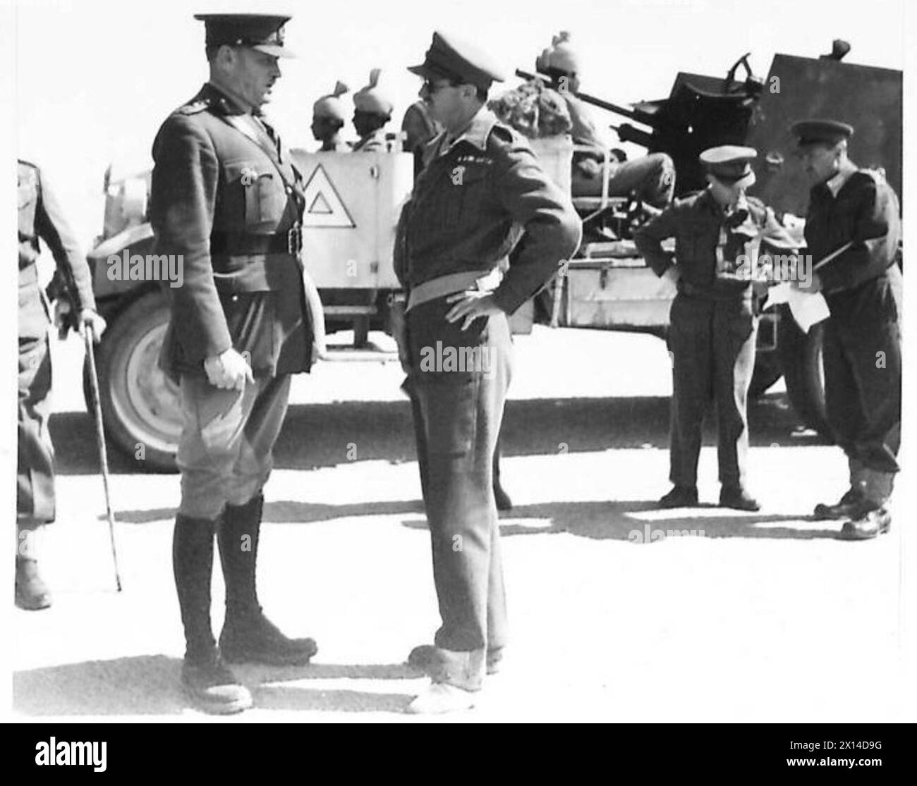 TOURNÉE du C-EN-C DE LA 10E ARMÉE - le C-en-C parlant au brigadier Waller, C.R.A., 10e Div., avec un canon antichar (PM) monté en arrière-plan de l'armée britannique Banque D'Images