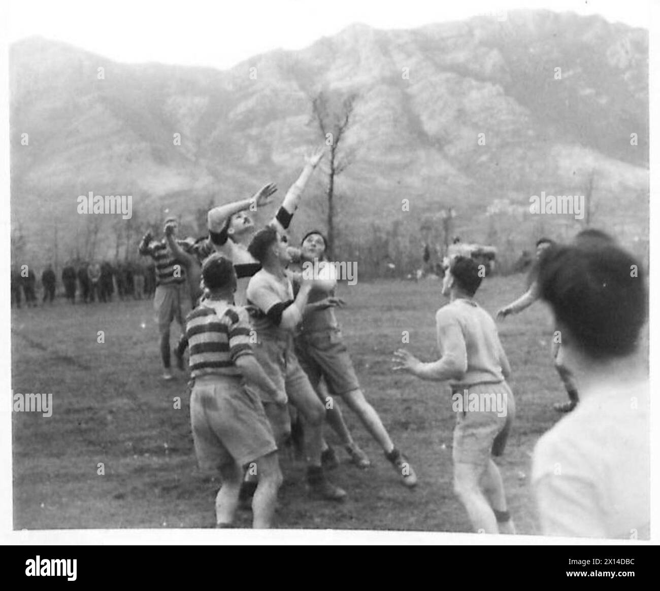 Les soldats néo-zélandais de la Cinquième Armée jouent une ligne de départ lors d'un match en Italie. Banque D'Images