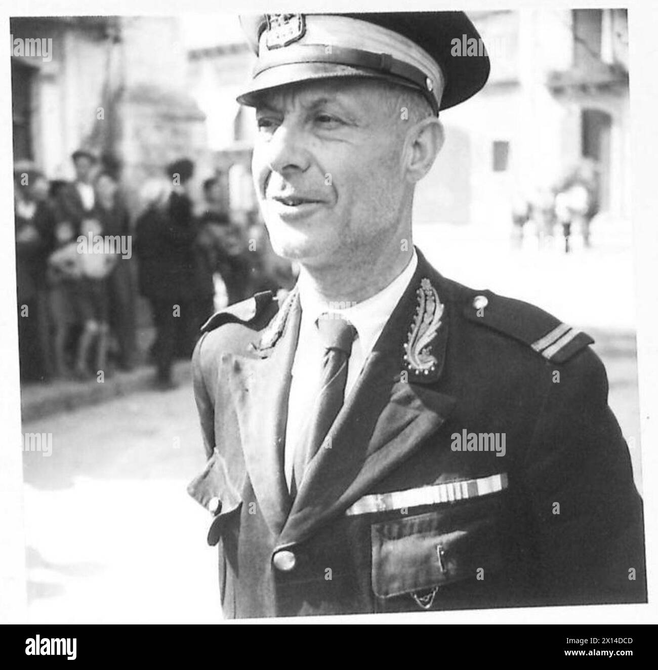 Rantone Geuiseppe, 58 ans, est chef de la police municipale de Francoforte, décoré de la Médaille de la victoire de la Grande Guerre des Alliés, notant la politesse des soldats britanniques. Il a commenté la popularité du roi Victor Emmanuel et la confiance dans la direction du maréchal Bodoglio pour la paix d'après-guerre. Banque D'Images
