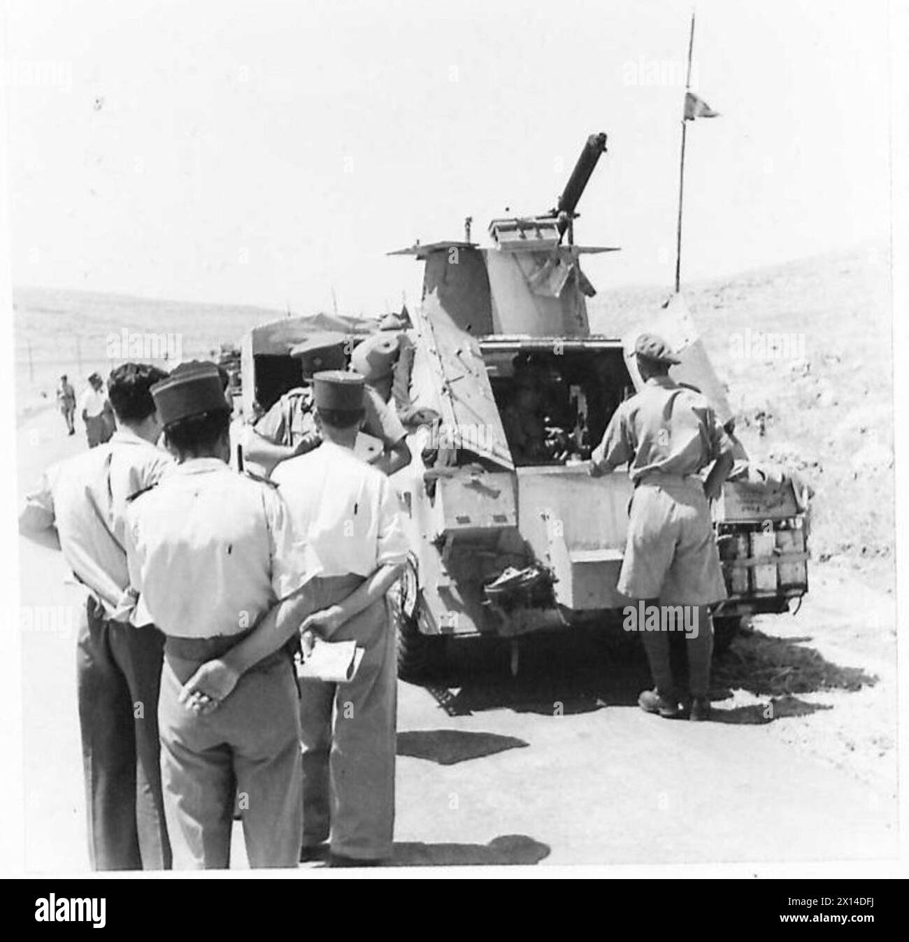 Des véhicules blindés britanniques patrouillent les routes le long de la frontière turque pendant l'occupation de la Syrie, observée par des officiers français. Banque D'Images