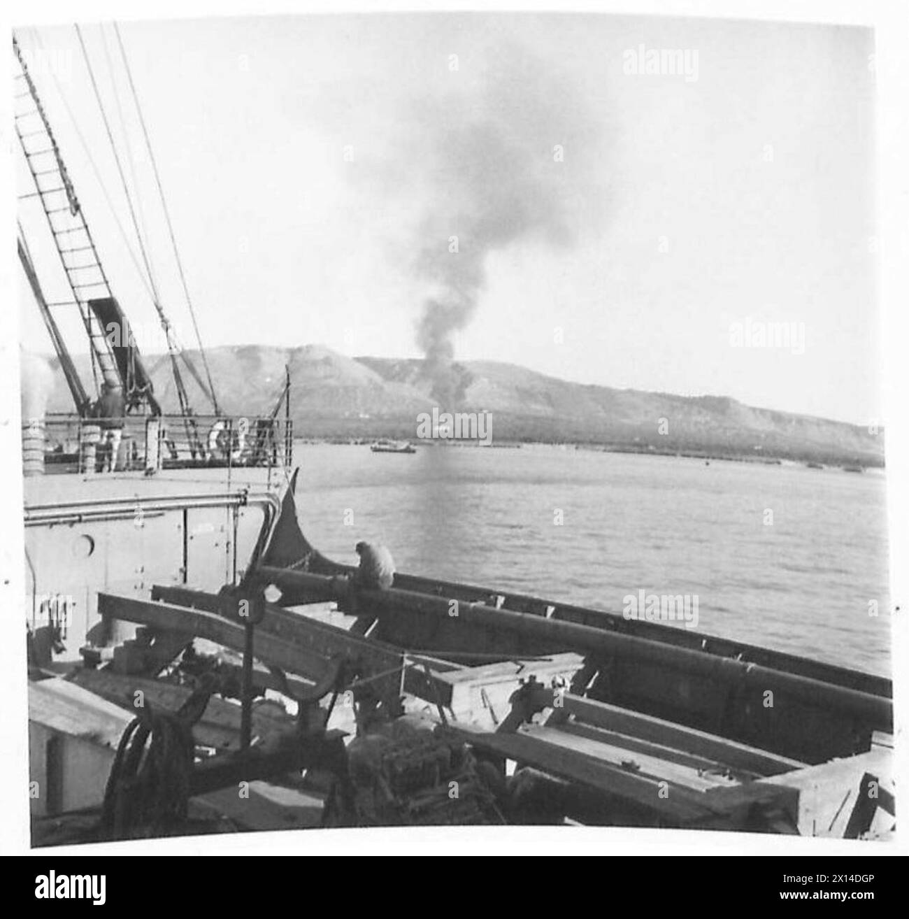 Les forces alliées complètent l'invasion de la Sicile par des opérations de débarquement, tandis qu'un dépotoir italien brûle sur la côte. Banque D'Images