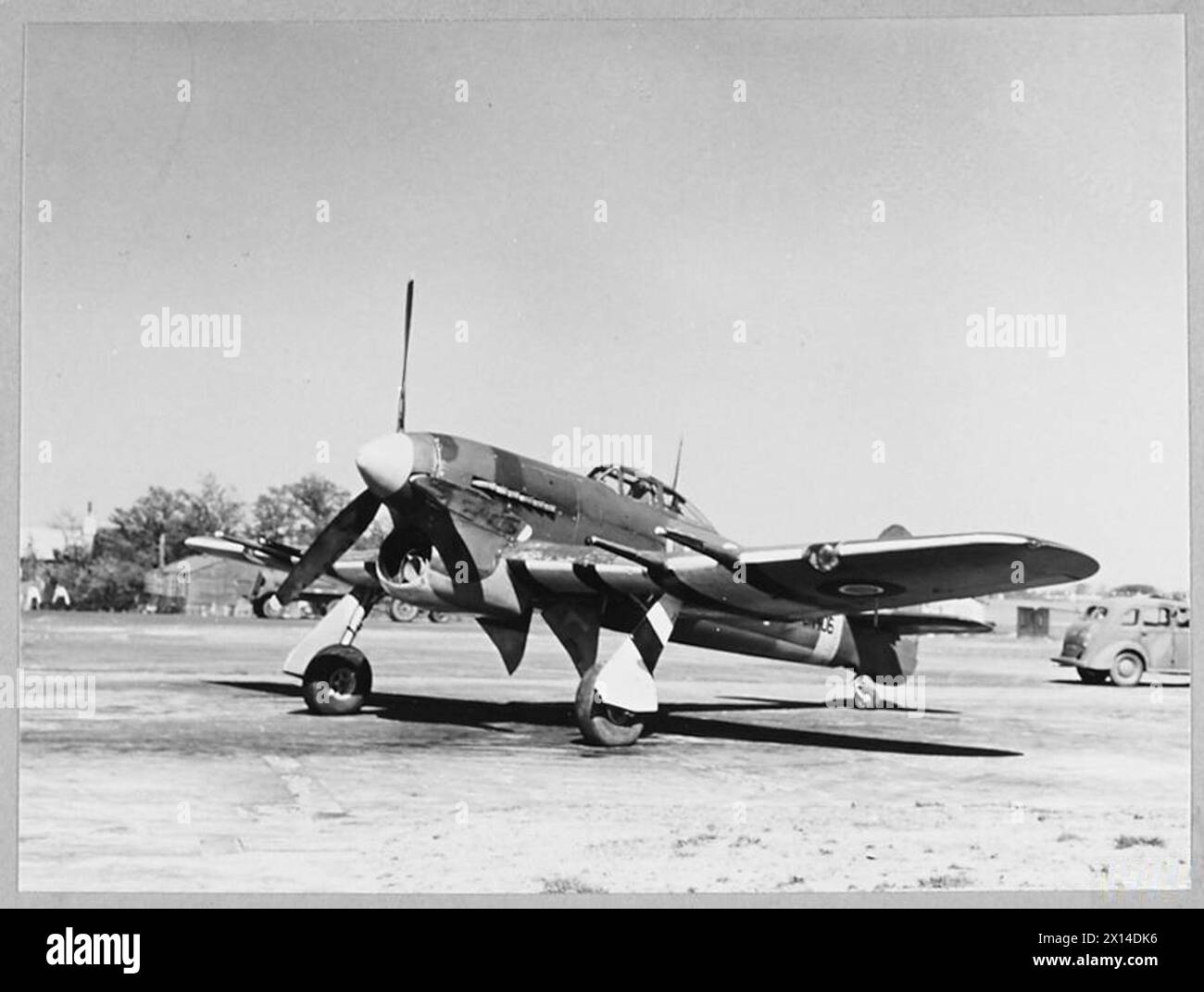 Le Hawker Typhoon, un monoplan monoplace à aile basse propulsé par un moteur Napier Sabre 24 cylindres, a servi avec la RAF dans des attaques à basse altitude contre les transports ennemis et les chasseurs de la Luftwaffe, armé de 12 mitrailleuses Browning 0,303. Banque D'Images
