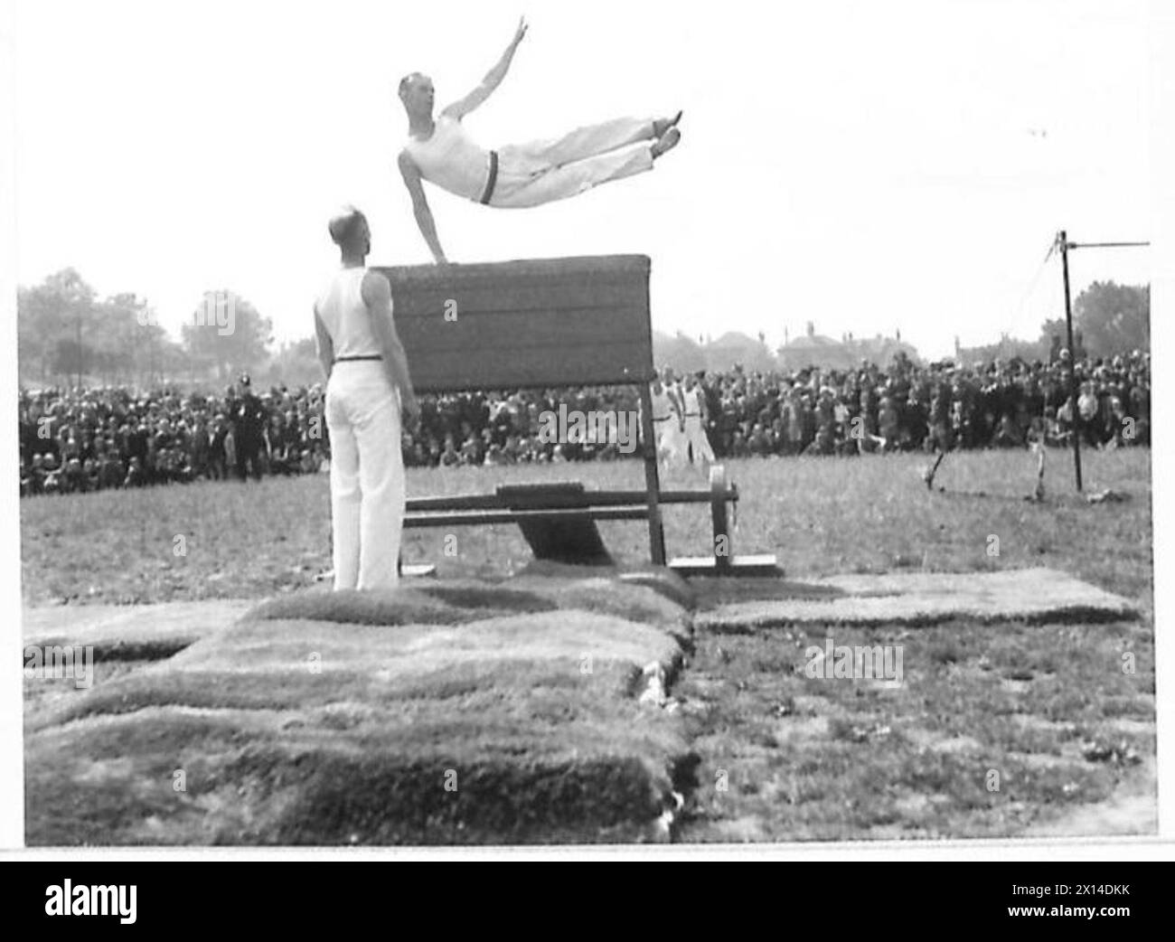Les membres de l'équipe PT effectuent une exposition militaire sur le terrain de loisirs pour des centaines de travailleurs qui observent la manifestation Banque D'Images