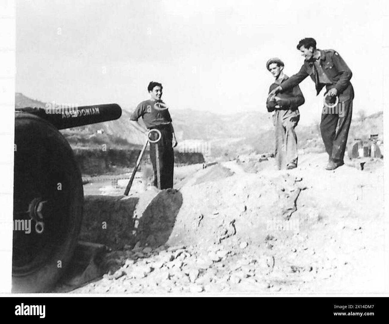 Trois membres d'un équipage de canons de 7,2 pouces du 300 Battery, 75 Highland Heavy Regiment, Royal Artillery, ont servi en Afrique du Nord et en Italie, y compris Cassino, utilisant des canons de 25 livres. Banque D'Images