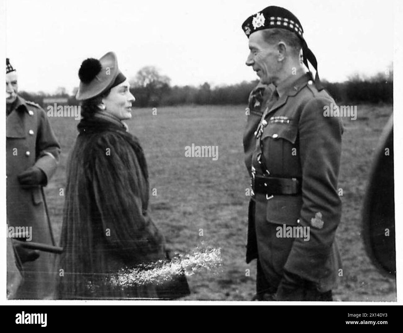 S.A.R. LA DUCHESSE DE GLOUCESTER VISITE LES KING'S OWN SCOTTISH BORDERERS - H.A.R. parlant au chef d'orchestre régimentaire British Army, 7th Battalion, King's Own Scottish Borderers Banque D'Images