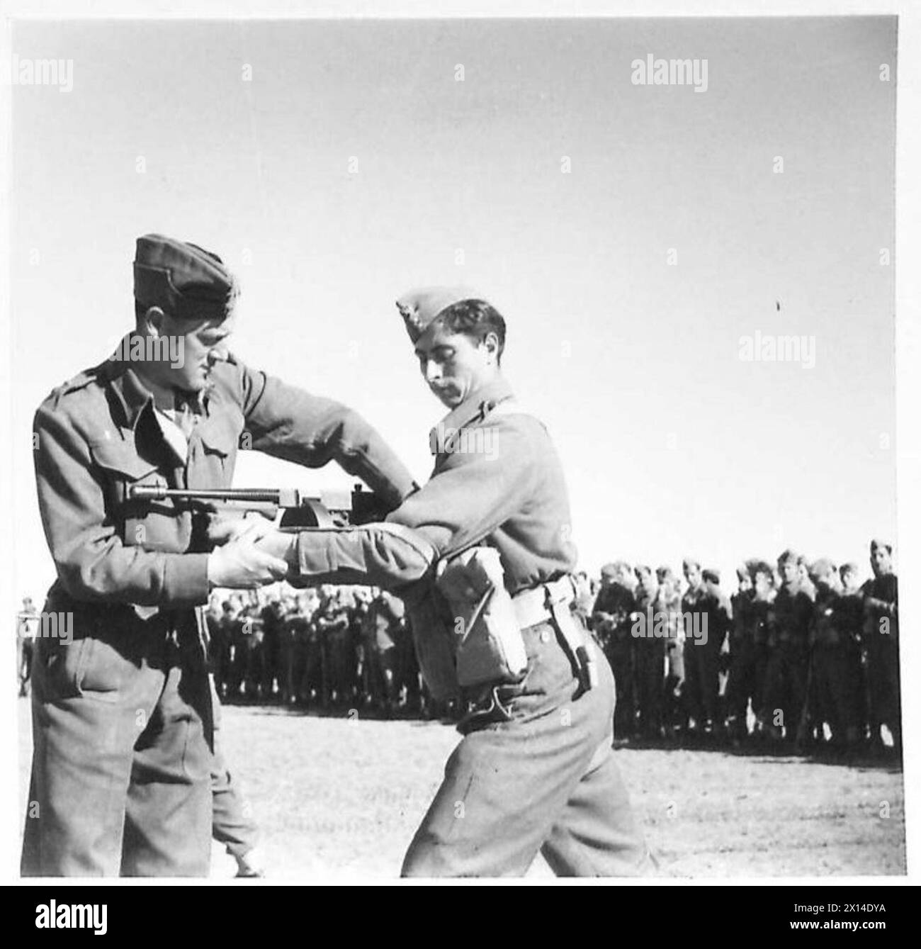 Les soldats de l'armée grecque reçoivent une instruction individuelle sur le maniement du canon Tommy lors d'exercices d'entraînement sous l'armée britannique. Banque D'Images