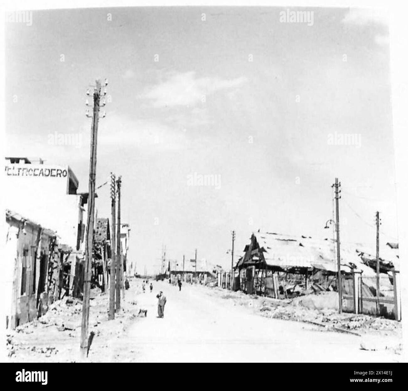 Scènes dans la zone Waterside et Dock de Tunis le lendemain de l'entrée des forces alliées, mettant en évidence les résultats des attaques précises des forces aériennes alliées. Banque D'Images