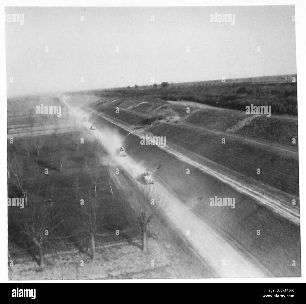 HUITIÈME ARMÉE : DIVERS - un vieil ennemi ; poussière! Véhicules se déplaçant au nord de Menate, près du lac Comacchio, , Armée britannique Banque D'Images