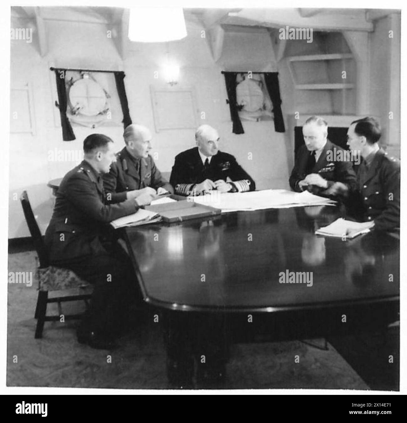 Le premier ministre et les principaux chefs militaires, dont le colonel L.C. Hollis, le général Sir John Dill, l'amiral Sir Dudley Pound, le maréchal en chef de l'air Sir Wilfred Freeman et le lieutenant-colonel E.I.C. Jacoby, traversent l'Atlantique pour rencontrer le président Roosevelt. Banque D'Images