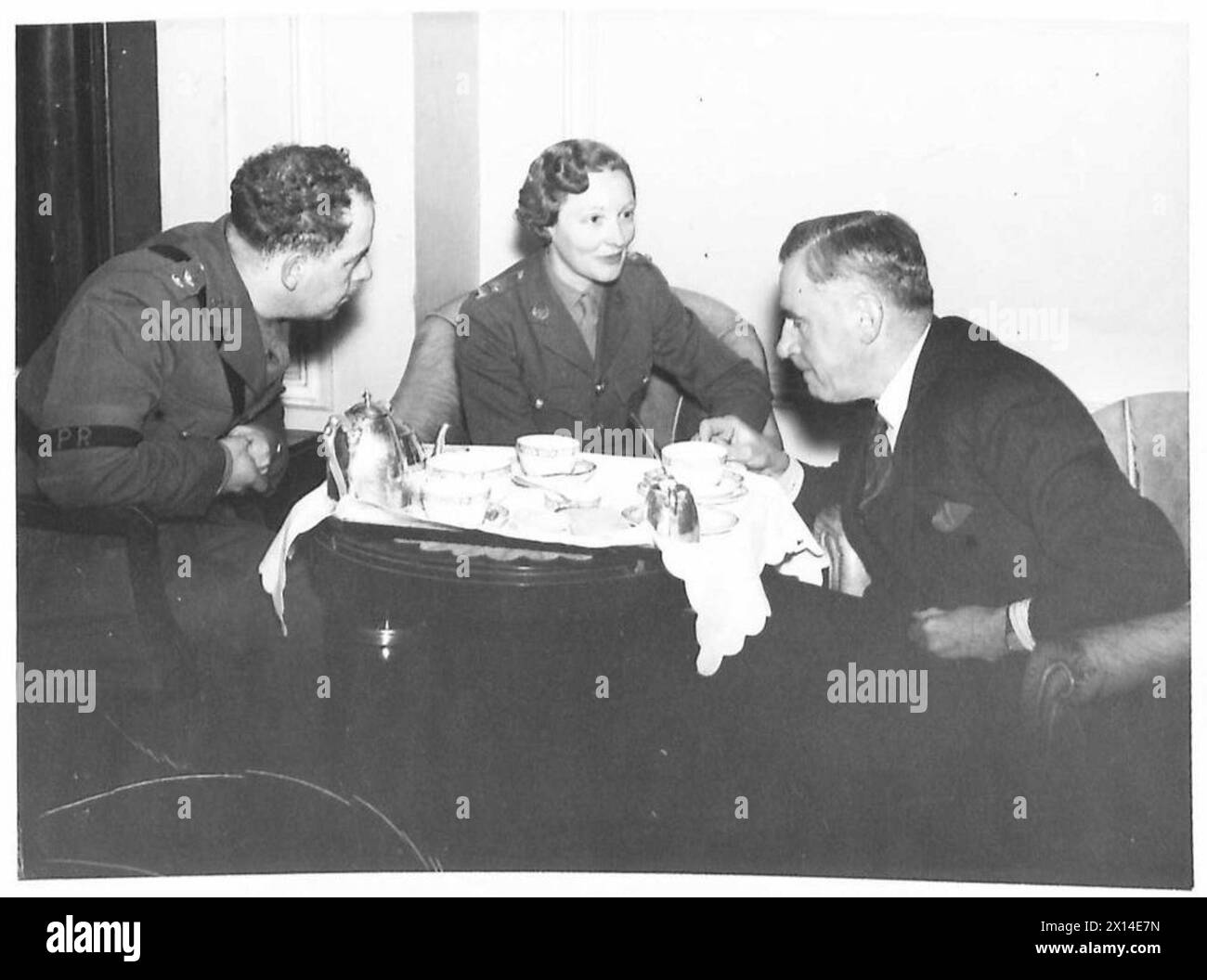 Une cabane militaire est modernisée avec des meubles et des accessoires modernes, offrant un confort et une fonctionnalité améliorés par rapport à son état précédent Banque D'Images