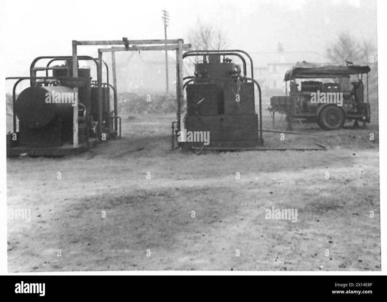 Une unité de décontamination et de blanchisserie équipée de chaudières à plate-forme mobile Mark II et de générateurs de 22 kilowatts pour les opérations de soutien militaire. Banque D'Images