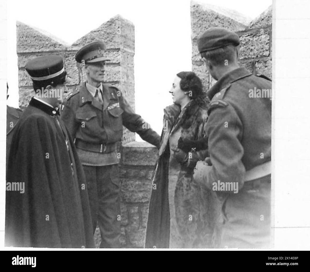 Le général McCreery et son parti, dont MRS Parodi, l'interprète d'État de Saint-Marin, visitent la forteresse de Saint-Marin tout en représentant la huitième armée britannique. Banque D'Images