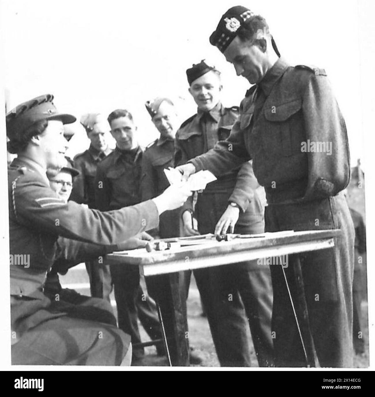 Les prisonniers britanniques rapatriés quittent un dépôt de convalescence et reçoivent leur première paie en Angleterre après 3½ ans, y compris le CSM W.J. Little de K.O.S.B. Banque D'Images