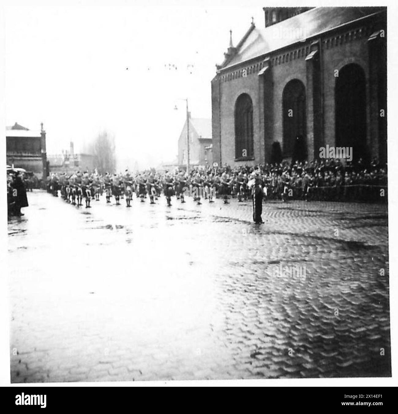 La 15e division écossaise a organisé un défilé à Tilburg, dirigé par le Pipe Major R.B. Nichals avec la bande de la division. Banque D'Images