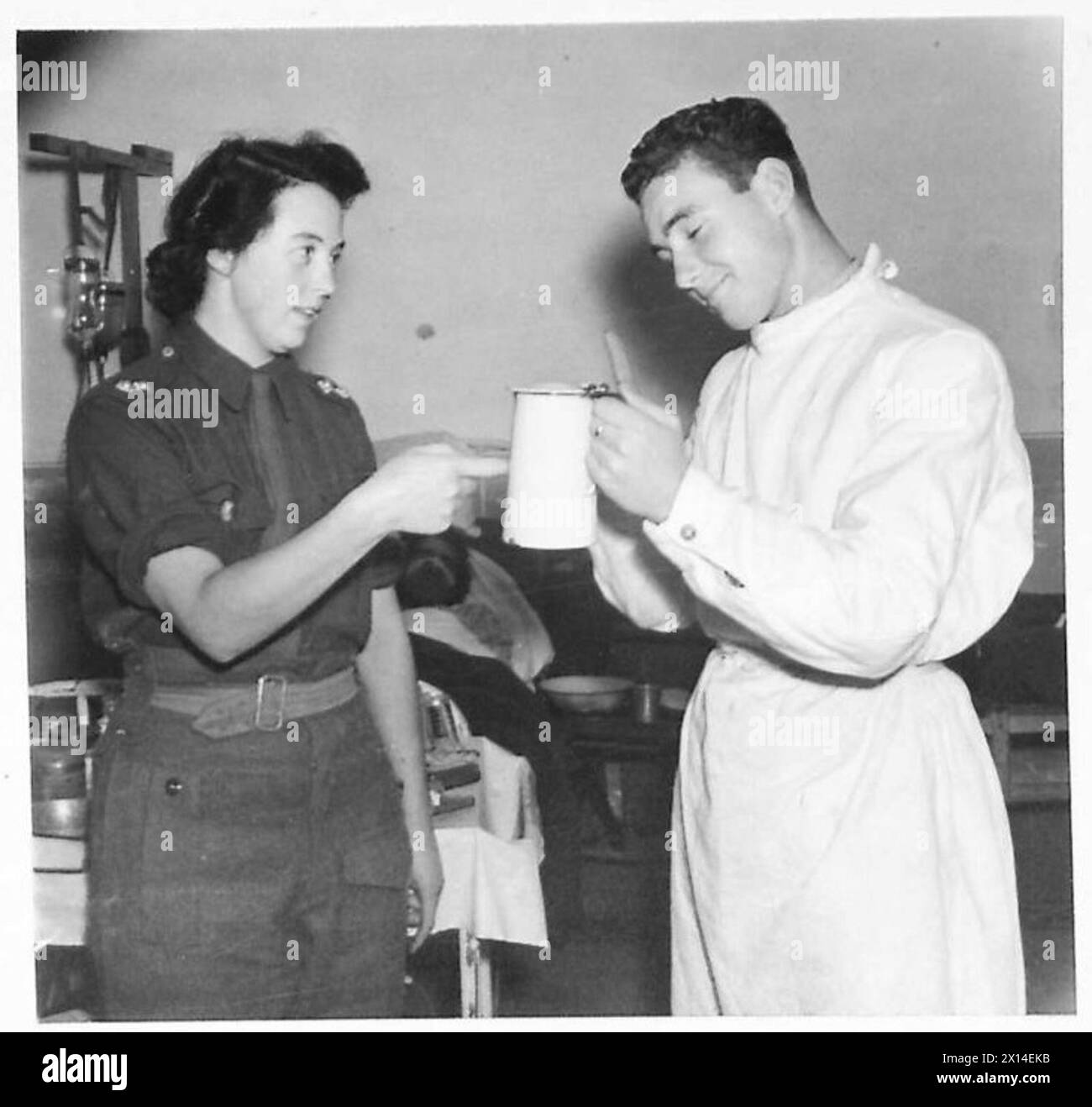 Infirmière de première ligne en Italie, armée britannique, donne des ordres à Victor, un assistant local qui parle anglais limité, tandis que la plupart des communications se font par des gestes et des signes. Banque D'Images Infirmière de première ligne en Italie, armée britannique, donne des ordres à Victor, un assistant local qui parle anglais limité, tandis que la plupart des communications se font par des gestes et des signes. Banque D'Images