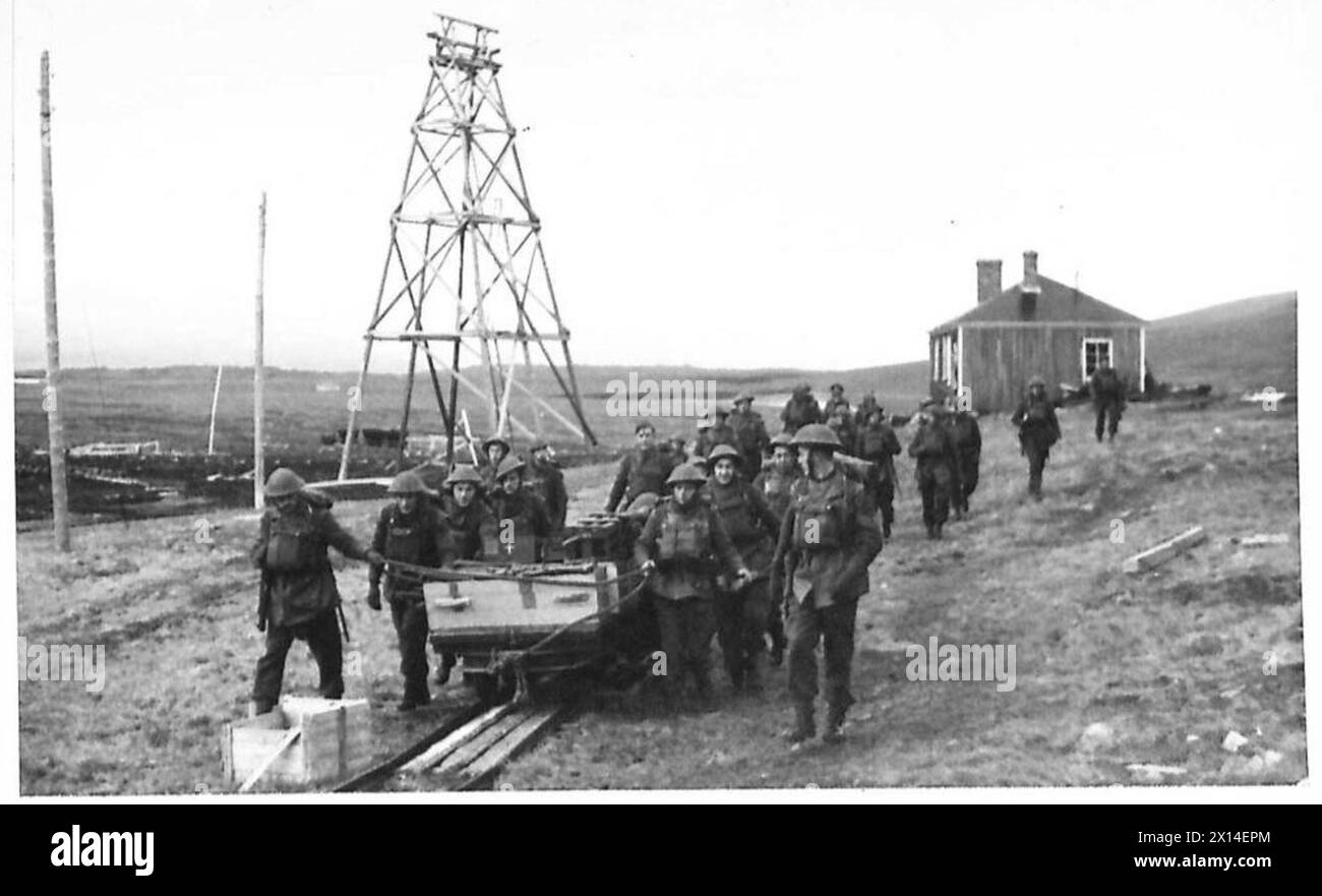 Raid DU SPITZBERG - les ingénieurs royaux canadiens traînent des engins de démolition Armée britannique Banque D'Images